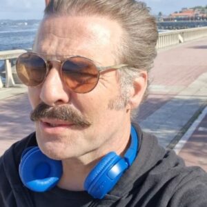 Pêpê Rapazote Instagram - Ai que o Bóreas me desgrenha a melena ! 

O Tio foi à Coruña e atreveu-se a experimentar uma bici "eclética". O Tio é  experimentadão. Vota Tio Pepe

Este Tio fué à Coruña y se ha atrevido a probar una bici "eclética". Este Tio es un experimentadón. Vota Tio Pepe