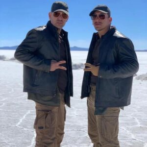 Pêpê Rapazote Instagram - #GG Gémeos guapos no Salar de Uyuni
Com o enorme @cytherock com quem tive a honra de trabalhar como seu Duplo. No salar não encontrámos chicas guapas mas o sal rendeu-se a nosso pés 😎

#GG Gemelos guapos en el Salar de Uyuni
Con el enorme @cytherock con quién tuve el honor de trabajar como su Doble. En el salar no encontrámos chicas guapas pero el sal se rindió a nuestros pies 😎