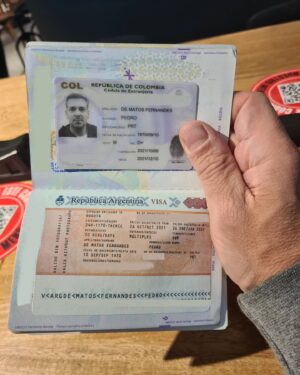 Pêpê Rapazote Instagram - Pues yo acá celebrando, ya Colombiano y casi Argentino - Aqui entre nós eu não sei bem o que vêem em mim. Só importam bandidagem 😎

Me, i'm here celebrating, already a Colombian and almost an Argentinian - But now that nobody's listening, i don't know what they see in me. It seems all they do is to import thugs 😎

🇵🇹 bandido
🇺🇲 thug
🇻🇪 matón
🇨🇴 sicário
🇦🇷 PELOTUDO 😜

* Obrigado por me lembrarem de esconder dados sensíveis