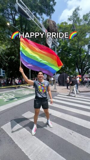 Pepe Valdivieso Instagram - 🌈Happy #Pride 💛 Siempre hay que estar orgullosos de lo quienes somos 🌈Gracias @alfaforme por patrocinar los #drsimi 🫶🏻 #alfaformen 🩷#loveislove #lgbt #pridecdmx #lovewins