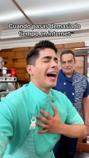 Pepe Valdivieso Instagram - Se aventó los prohibidos 😂🕺🏻 #comedia #humor #detrasdecamaras #comodiceeldicho
