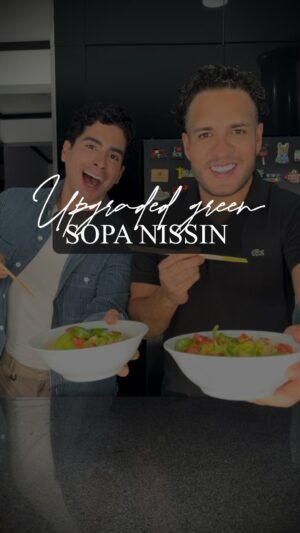 Pepe Valdivieso Instagram - UPGRADED GREEN SOPA NISSIN ✨💚 ¿Quién no ama disfrutar de una sopa instantánea de vez en cuando? ¡Esta mezcla te sorprenderá, pero de la mejor manera posible!

 Ingredientes:
-Tu sopa instantánea favorita
-1/2 aguacate
-1/2 taza de cilantro
-1 diente de ajo
-1 limón (jugo)
-Sal
-Chile serrano al gusto 
1: Solo necesitas mezclar en la licuadora:
 - 1/2 aguacate 🥑
 - 1/4 taza de cilantro 🌿
 - 1 mini diente de ajo 🧄
 - Jugo de 1 limón fresco 🍋
2: ¿Te gusta un poco de picante? Agrega jitomate y chile serrano a tu gusto. 🌶️