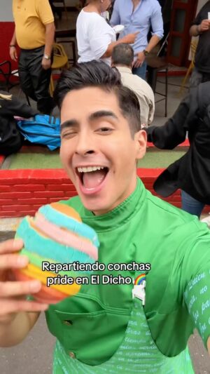 Pepe Valdivieso Instagram - Se te antojan? 🌈😍☕️✨ #detrasdecamaras #foodie #pride #loveislove #comodiceeldicho