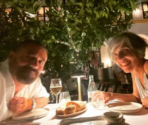 Pepón Nieto Instagram - Mi amiga Charo es mi debilidad desde que tenia 13 años. Ella es casa, ella es mi pueblo, ella es la primera testigo de toda mi vida. Y si, nos gusta cenar rico.  Y venir a cualquier casa de @danigarcia7 es un gustazo siempre ❤️ @olarterosario @aleli.danigarcia @puenteromanoresort #marbella