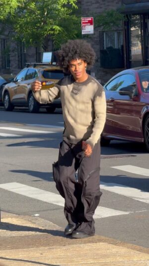 Perris Howard Instagram - summer time in nyc is approaching‼️

styled by @miles.creates 
sweater @diesel 
pants @sachraga