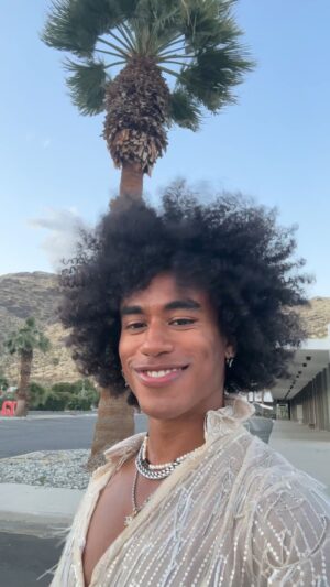 Perris Howard Instagram - i’m only asking because i’ve recently inherited a cat sanctuary from my late great great grandmother last week. we are a little overwhelmed with the influx of kittens we’ve received as a result of the great feline migration of the midwest so if you’d like to become a mother please let me know!! all inquiries welcome 🙏🏾✨ (6’7” btw)