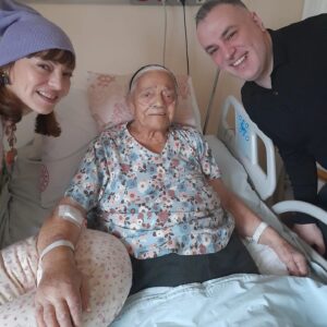 Pervin Bağdat Instagram - Yaşamın şakalarla,kahkahalarla dolu bir neşe dalgasıydı; gidişin 1 Nisan'da gülemediğimiz tek şakan oldu..seni çok seviyorum babaannem; tontonum,pamuk Aytenim...bu ev,bu yaşam ,bu dünya sensiz nasıl katlanılır bir yer olacak hiç bilmiyorum..bizi bu kadar çok sevdiğin, tüm aykırı düşüncelerimizi bile savunup bizi hep yüreklendirdiğin, hep çok güldürdüğün ve aşıladığın yaşama sevinci için teşekkür ederim..vedaların en zoru, ayrılıkların en acısı, özlemlerin en derini senin adınla anılacak hep.çocukların, torunların en şanslısıydık.. söylenecek çok şey var.. birazdan seni koyduğumuz o soğuk çukura marteniçkamı bırakmak için yanına geleceğim..ama bil ki dnalarımda,kalbimin bütün odalarında,her günümde,her sevgi dolu anımda benimle olacaksın..
Elveda!