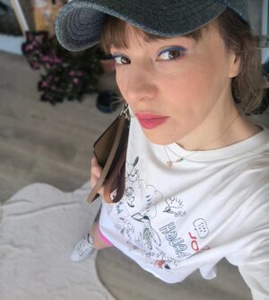 Pervin Bağdat Instagram - Sıcakta sizin de ıQ'nuz düşüyor mu dostlar? 
Ayyy neyse ki düştüğünde bile ortalamanın üstünde kalıyooooo benimki dermişimmmmmm🤪😂😂😂

Tamam , güldük eğlendik ; olaysız dağılalım.çıktım ben ,bye👋🏼