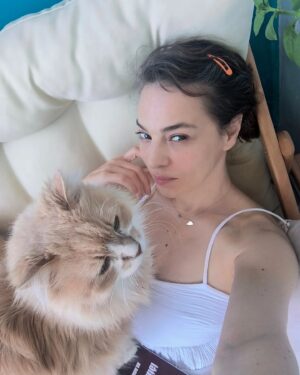 Pervin Bağdat Instagram - Yaz geldi..şimdi beyazlara bürünüp koy koy gezmek ya da beyin nakli..ikisi de olur bana🫡🫣🙃 
iyileşmek için başka yol bilen söylesin😂
