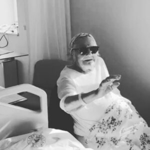 Pervin Bağdat Instagram - Yaşamın şakalarla,kahkahalarla dolu bir neşe dalgasıydı; gidişin 1 Nisan'da gülemediğimiz tek şakan oldu..seni çok seviyorum babaannem; tontonum,pamuk Aytenim...bu ev,bu yaşam ,bu dünya sensiz nasıl katlanılır bir yer olacak hiç bilmiyorum..bizi bu kadar çok sevdiğin, tüm aykırı düşüncelerimizi bile savunup bizi hep yüreklendirdiğin, hep çok güldürdüğün ve aşıladığın yaşama sevinci için teşekkür ederim..vedaların en zoru, ayrılıkların en acısı, özlemlerin en derini senin adınla anılacak hep.çocukların, torunların en şanslısıydık.. söylenecek çok şey var.. birazdan seni koyduğumuz o soğuk çukura marteniçkamı bırakmak için yanına geleceğim..ama bil ki dnalarımda,kalbimin bütün odalarında,her günümde,her sevgi dolu anımda benimle olacaksın..
Elveda!