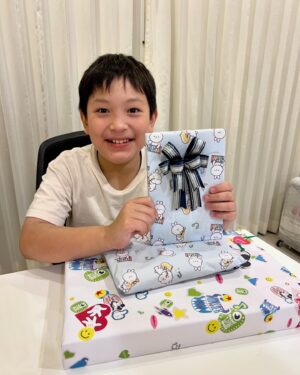 Peter Corp Dyrendal Instagram - สุขสันต์วันเกิดย้อนหลังครับลูก ขอให้สมปรารถนาทุกสิ่งอย่างเลยครับ 10 ขวบแล้วเวลาผ่านไปเร็วจัง 🎉🎉🎉❤️❤️❤️ กว่าจะได้เจอกันนะ คืนนี้จะนอนกอดแน่นๆ #dyrendal