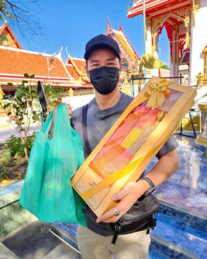Peter Corp Dyrendal Instagram - ฉลองวันเกิดแบบเรียบง่าย 🎉🎉🎉 รวมญาติกินจุกกลับสามทุ่มครึ่ง นอนเร็วตื่นเช้าไปวัดถวายสังฆทาน ขอบคุณคนสวยที่จัดการให้ทุกอย่างครับ 🐱 #เค้กโดนใจ #น่ารักมาก