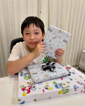 Peter Corp Dyrendal Instagram - สุขสันต์วันเกิดย้อนหลังครับลูก ขอให้สมปรารถนาทุกสิ่งอย่างเลยครับ 10 ขวบแล้วเวลาผ่านไปเร็วจัง 🎉🎉🎉❤️❤️❤️ กว่าจะได้เจอกันนะ คืนนี้จะนอนกอดแน่นๆ #dyrendal