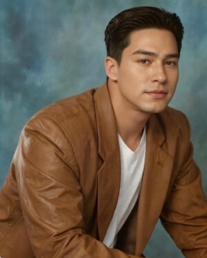 Peter Corp Dyrendal Instagram - แล้ววัยรุ่นก็มา 😎 #yearbook #ขอเล่นกับเค้าบ้าง