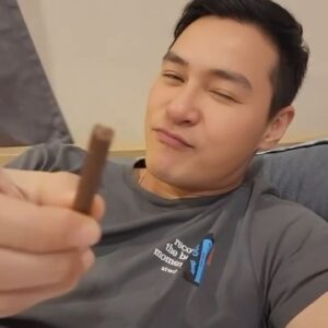 Peter Corp Dyrendal Instagram - กินหนมก่อนนอน กินบนที่นอนโดนเมียบ่น 🤣 #ลองพูดเร็วสามรอบ #ดินสอช็อกโกแลต