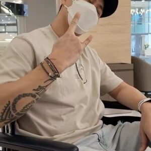 Peter Corp Dyrendal Instagram - กำลังใจเหลือล้นจริงๆครับ ❤️❤️❤️ ขอขอบคุณทุกคนที่ส่งคอมเม้นต์และข้อความให้กำลังใจมา 🙏🙏🙏 และขอขอบคุณฮัลโลคิตตี้ที่สละเวลาขับรถไปส่งโรงพยาบาล 🐱 บอกว่าไม่ใช่เด็กไม่ต้องซ่ามากก็ได้ รุ่นนี้อะไหล่หายาก 🤣🤣🤣 #เจ็บขาไม่เท่าไหร่แต่หูชานี่สิ #รู้ว่าเป็นห่วง #น่ารักมาก