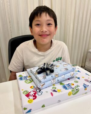 Peter Corp Dyrendal Instagram - สุขสันต์วันเกิดย้อนหลังครับลูก ขอให้สมปรารถนาทุกสิ่งอย่างเลยครับ 10 ขวบแล้วเวลาผ่านไปเร็วจัง 🎉🎉🎉❤️❤️❤️ กว่าจะได้เจอกันนะ คืนนี้จะนอนกอดแน่นๆ #dyrendal
