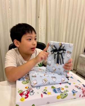 Peter Corp Dyrendal Instagram - สุขสันต์วันเกิดย้อนหลังครับลูก ขอให้สมปรารถนาทุกสิ่งอย่างเลยครับ 10 ขวบแล้วเวลาผ่านไปเร็วจัง 🎉🎉🎉❤️❤️❤️ กว่าจะได้เจอกันนะ คืนนี้จะนอนกอดแน่นๆ #dyrendal
