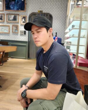 Peter Corp Dyrendal Instagram - อดีตนายแบบ 😎 ปัจจุบันติ๊งต๊อง 😜 ช่วยกันตั้งชื่อรูปให้หน่อยครับ 😁😁😁