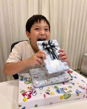 Peter Corp Dyrendal Instagram - สุขสันต์วันเกิดย้อนหลังครับลูก ขอให้สมปรารถนาทุกสิ่งอย่างเลยครับ 10 ขวบแล้วเวลาผ่านไปเร็วจัง 🎉🎉🎉❤️❤️❤️ กว่าจะได้เจอกันนะ คืนนี้จะนอนกอดแน่นๆ #dyrendal