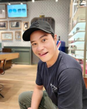 Peter Corp Dyrendal Instagram - อดีตนายแบบ 😎 ปัจจุบันติ๊งต๊อง 😜 ช่วยกันตั้งชื่อรูปให้หน่อยครับ 😁😁😁
