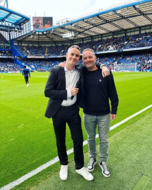 Peter Dale Instagram - Unreal to be invited onto the pitch at Stamford Bridge today. Great to see top man @leeparkertv (so good at his job 🔥)and chat Chels, Golf life and Dads and ours family’s love for the club. Dad would of been buzzing. Happy birthday for tomorrow you legend 💙