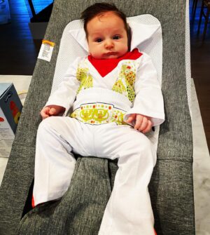 Peter Facinelli Instagram - Ladies and Gentlemen… Elvis is in the building. #aintnothingbutahounddog 
#tcb⚡️ #happyhalloween🎃
