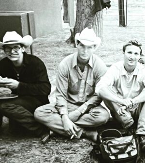 Peter Facinelli Instagram - Long, long time ago in a galaxy far, far away… @breckinmeyer @ethanembry @eddiemills 
-Dancer, Texas Pop.81
📷: courtesy @theeddiemills