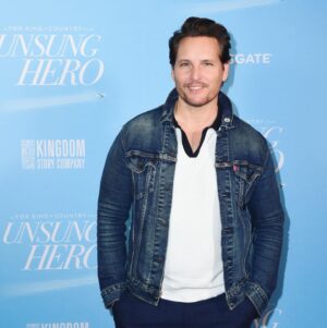 Peter Facinelli Instagram - Not all heroes wear capes! Had the pleasure to see @unsungheromovie at a special screening amongst some special friends. Beautiful movie. Highly recommend. In theaters next Friday April 26th. Based on a true story. Bring tissues. I Sobbed all over @realdrewpowell ‘s shirt. Sorry Drew. 🥲 another incredibly inspirational film produced by @andrewerwinofficial and @lionsgate. 🙌