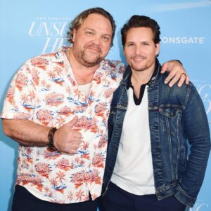 Peter Facinelli Instagram - Not all heroes wear capes! Had the pleasure to see @unsungheromovie at a special screening amongst some special friends. Beautiful movie. Highly recommend. In theaters next Friday April 26th. Based on a true story. Bring tissues. I Sobbed all over @realdrewpowell ‘s shirt. Sorry Drew. 🥲 another incredibly inspirational film produced by @andrewerwinofficial and @lionsgate. 🙌