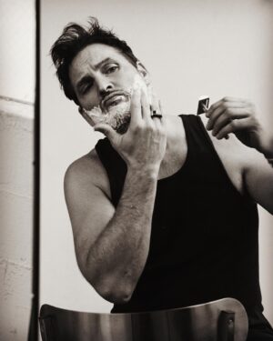 Peter Facinelli Instagram - To shave or not to shave? That’s the question.
@numero_netherlands 📷: @fernandosippel 🪒👰@kimverbeck @pasteurpharmacy