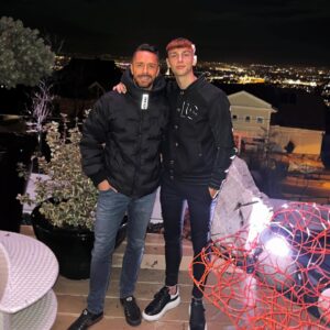 Péter Kabát Instagram - A szeretet a legnagyobb ajándék!🙏🎄❤️