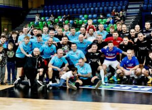 Péter Kabát Instagram - Nagyon gratulálok a Barátaimnak @ovadi_laci-nak és @curtis4ker-nek a szervezésért és a Csapatomnak és mindenkinek, aki eljött és részt vett ebben a Jótékonysági Sztárfociban!!!🙏❤️ Boldog Karácsonyt Mindenkinek!!!🙏🎄❤️ Fotó: @photoreti