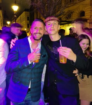Péter Kabát Instagram - Gratulálok fiam!!!🙏😍 Büszke vagyok rád!!!❤️ Szeretlek!❤️ #szalagavato