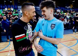 Péter Kabát Instagram - Nagyon gratulálok a Barátaimnak @ovadi_laci-nak és @curtis4ker-nek a szervezésért és a Csapatomnak és mindenkinek, aki eljött és részt vett ebben a Jótékonysági Sztárfociban!!!🙏❤️ Boldog Karácsonyt Mindenkinek!!!🙏🎄❤️ Fotó: @photoreti