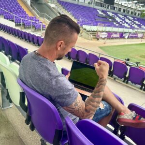 Péter Kabát Instagram - #reklám Holtszezon van, de nem a nemzetközi porondon. Idén nyáron számtalan izgalmas sportesemény kerül megrendezésre, és ugye már javában dübörög a foci EB: hatalmas meglepetések, utolsó pillanatos gólok. 💪 Nagyon komoly meccsek várhatók a kieséses szakaszban, nem érdemes lemaradni a meghatározó pillanatokról. Szerintetek ki örülhet majd a végén? 🏆

📱A @directonehu Direct Now alkalmazása révén egyetlen sportpillanatról sem fogsz lemaradni. Nézd bárhol, bármikor a labdarúgó EB meccseit. ⚽ Fizess elő most a INFLU24TIFDU kuponkóddal, és spórolj 990 forintot: https://www.directone.hu/sport/ #DirectOne #DirectNow #nyár #summer #sport #sportesemények