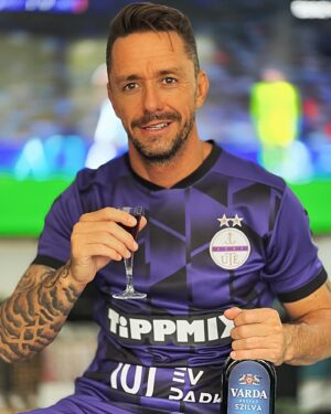 Péter Kabát Instagram - Egy kis lélek erősítő a következő napokhoz, mert nem mindig kell alkalom!🤟🤩 Töltsd ki a pillanatot egy Várda keserű likőrrel!!!💪🏻🔥😍 #reklam #vardakeseru @vardakeseru