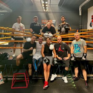 Péter Kabát Instagram - A legjobb edzővel, a legjobb csapattal, rögzítő nélkül a célegyenesben!!!💪🏻🔥👊🏻 #reklam