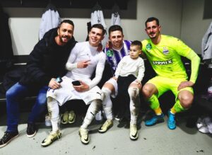 Péter Kabát Instagram - Győzelem!!!💪🏻🔥💜 Szép volt fiúk!!!🙏💜 Hajrá Lilák!!!💜💜💜 Fotó: @photoreti
