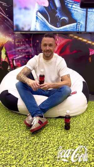 Péter Kabát Instagram - #reklám Nyerd meg a nyár legjobb élményeit a @cocacolamagyarorszag-val💜
#CocaCola #CocaColaZéró, #nyissacsodára, #EndlessSummer, #FOCIEB2024 #MatchDay