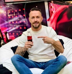 Péter Kabát Instagram - #reklám Drukkoljunk együtt!💪🏻🔥 Hajrá magyarok!⚽❤️🇭🇺
 #CocaCola #CocaColaZéró, #nyissacsodára, #EndlessSummer, #FOCIEB2024 #MatchDay @cocacolamagyarorszag