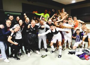 Péter Kabát Instagram - Győzelem!!!💪🏻🔥💜 Szép volt fiúk!!!🙏💜 Hajrá Lilák!!!💜💜💜 Fotó: @photoreti