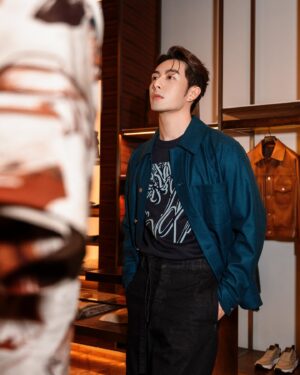 Peter Kuan Instagram - ⠀⠀
Thank you for having me !! 
BERLUTI SUMMER 2024 💙⚡️

@berluti #Berluti 

Makeup by myself 
Hairstyle @vicchenhair 
Photo @lucas__visual