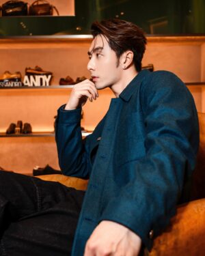 Peter Kuan Instagram - ⠀⠀
Thank you for having me !! 
BERLUTI SUMMER 2024 💙⚡️

@berluti #Berluti 

Makeup by myself 
Hairstyle @vicchenhair 
Photo @lucas__visual