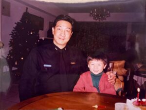 Peter Kuan Instagram - ⠀⠀
爸，一切圓滿了！

三月十日的告別式，莊重且盛大，百餘位的友人前來祝願，加上至親及家人們的祝福，共同陪伴爸爸走完人生最後一哩路。而這一天同時也是我姐姐的生日，這個時間的巧妙安排，是爸爸選的。

再次感謝前來參加告別式的大家，以及送上花籃祝福和慰問的朋友們，謝謝你們！

至今時隔兩週，心情依然難以平靜，特別是一個人的時候，總會浮現許多思念及不捨。生命中最艱難的事情之一就是面對死亡，我們無法逃脫，也無法忽視，每個人都一樣，儘管悲痛，但卻是人生歷練之路。

在告別式的前兩天，我如願夢見了爸爸，那個日常生活的片段裡，畫面很破碎，但爸爸的樣子卻十分清晰，就像是回來陪陪我們一樣，夢醒後，我早已哭紅了眼眶…。

旅程結束，代表著新的開始，如同我深信離開的人並不會真正消失，而是帶著過往一起相處的美好，前往下一段新的篇章。

爸，我們會好好照顧自己，請放心
兒子對您甚是想念

2024.03.10