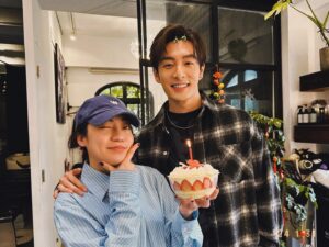 Peter Kuan Instagram - ⠀⠀
生日快樂🎂✨
謝謝妳的陪伴與照顧，未來請繼續多多指教！

外星人水瓶座萬歲👽

PS. 最後一張照片是五年前我們開始合作的第一次合照
時間過的太快了吧～～∑(￣□￣;)