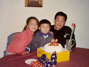 Peter Kuan Instagram - ⠀⠀
爸，一切圓滿了！

三月十日的告別式，莊重且盛大，百餘位的友人前來祝願，加上至親及家人們的祝福，共同陪伴爸爸走完人生最後一哩路。而這一天同時也是我姐姐的生日，這個時間的巧妙安排，是爸爸選的。

再次感謝前來參加告別式的大家，以及送上花籃祝福和慰問的朋友們，謝謝你們！

至今時隔兩週，心情依然難以平靜，特別是一個人的時候，總會浮現許多思念及不捨。生命中最艱難的事情之一就是面對死亡，我們無法逃脫，也無法忽視，每個人都一樣，儘管悲痛，但卻是人生歷練之路。

在告別式的前兩天，我如願夢見了爸爸，那個日常生活的片段裡，畫面很破碎，但爸爸的樣子卻十分清晰，就像是回來陪陪我們一樣，夢醒後，我早已哭紅了眼眶…。

旅程結束，代表著新的開始，如同我深信離開的人並不會真正消失，而是帶著過往一起相處的美好，前往下一段新的篇章。

爸，我們會好好照顧自己，請放心
兒子對您甚是想念

2024.03.10