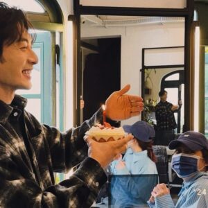 Peter Kuan Instagram - ⠀⠀
生日快樂🎂✨
謝謝妳的陪伴與照顧，未來請繼續多多指教！

外星人水瓶座萬歲👽

PS. 最後一張照片是五年前我們開始合作的第一次合照
時間過的太快了吧～～∑(￣□￣;)