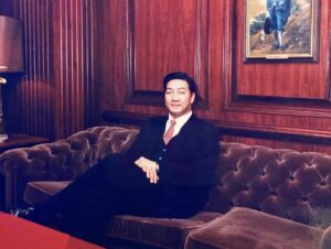 Peter Kuan Instagram - ⠀⠀
爸，一切圓滿了！

三月十日的告別式，莊重且盛大，百餘位的友人前來祝願，加上至親及家人們的祝福，共同陪伴爸爸走完人生最後一哩路。而這一天同時也是我姐姐的生日，這個時間的巧妙安排，是爸爸選的。

再次感謝前來參加告別式的大家，以及送上花籃祝福和慰問的朋友們，謝謝你們！

至今時隔兩週，心情依然難以平靜，特別是一個人的時候，總會浮現許多思念及不捨。生命中最艱難的事情之一就是面對死亡，我們無法逃脫，也無法忽視，每個人都一樣，儘管悲痛，但卻是人生歷練之路。

在告別式的前兩天，我如願夢見了爸爸，那個日常生活的片段裡，畫面很破碎，但爸爸的樣子卻十分清晰，就像是回來陪陪我們一樣，夢醒後，我早已哭紅了眼眶…。

旅程結束，代表著新的開始，如同我深信離開的人並不會真正消失，而是帶著過往一起相處的美好，前往下一段新的篇章。

爸，我們會好好照顧自己，請放心
兒子對您甚是想念

2024.03.10