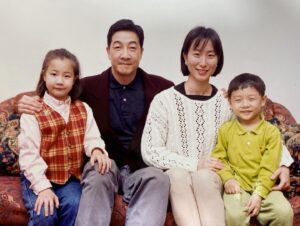 Peter Kuan Instagram - ⠀⠀
爸，一切圓滿了！

三月十日的告別式，莊重且盛大，百餘位的友人前來祝願，加上至親及家人們的祝福，共同陪伴爸爸走完人生最後一哩路。而這一天同時也是我姐姐的生日，這個時間的巧妙安排，是爸爸選的。

再次感謝前來參加告別式的大家，以及送上花籃祝福和慰問的朋友們，謝謝你們！

至今時隔兩週，心情依然難以平靜，特別是一個人的時候，總會浮現許多思念及不捨。生命中最艱難的事情之一就是面對死亡，我們無法逃脫，也無法忽視，每個人都一樣，儘管悲痛，但卻是人生歷練之路。

在告別式的前兩天，我如願夢見了爸爸，那個日常生活的片段裡，畫面很破碎，但爸爸的樣子卻十分清晰，就像是回來陪陪我們一樣，夢醒後，我早已哭紅了眼眶…。

旅程結束，代表著新的開始，如同我深信離開的人並不會真正消失，而是帶著過往一起相處的美好，前往下一段新的篇章。

爸，我們會好好照顧自己，請放心
兒子對您甚是想念

2024.03.10